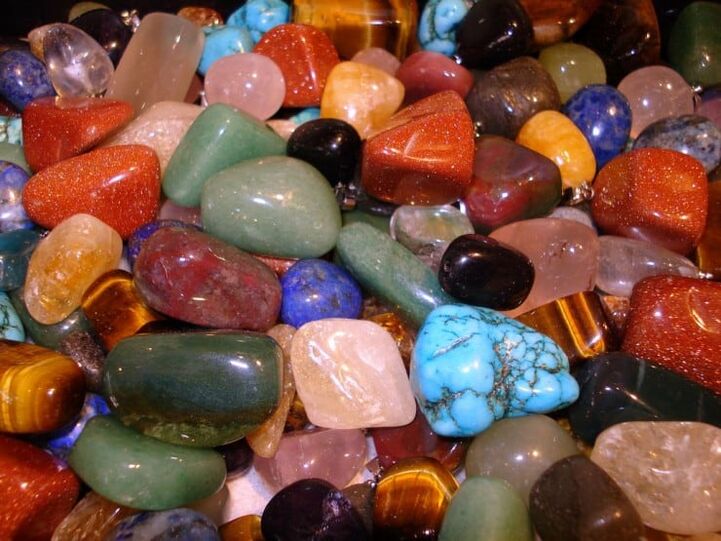 värvilised kivid õnne talismanidena